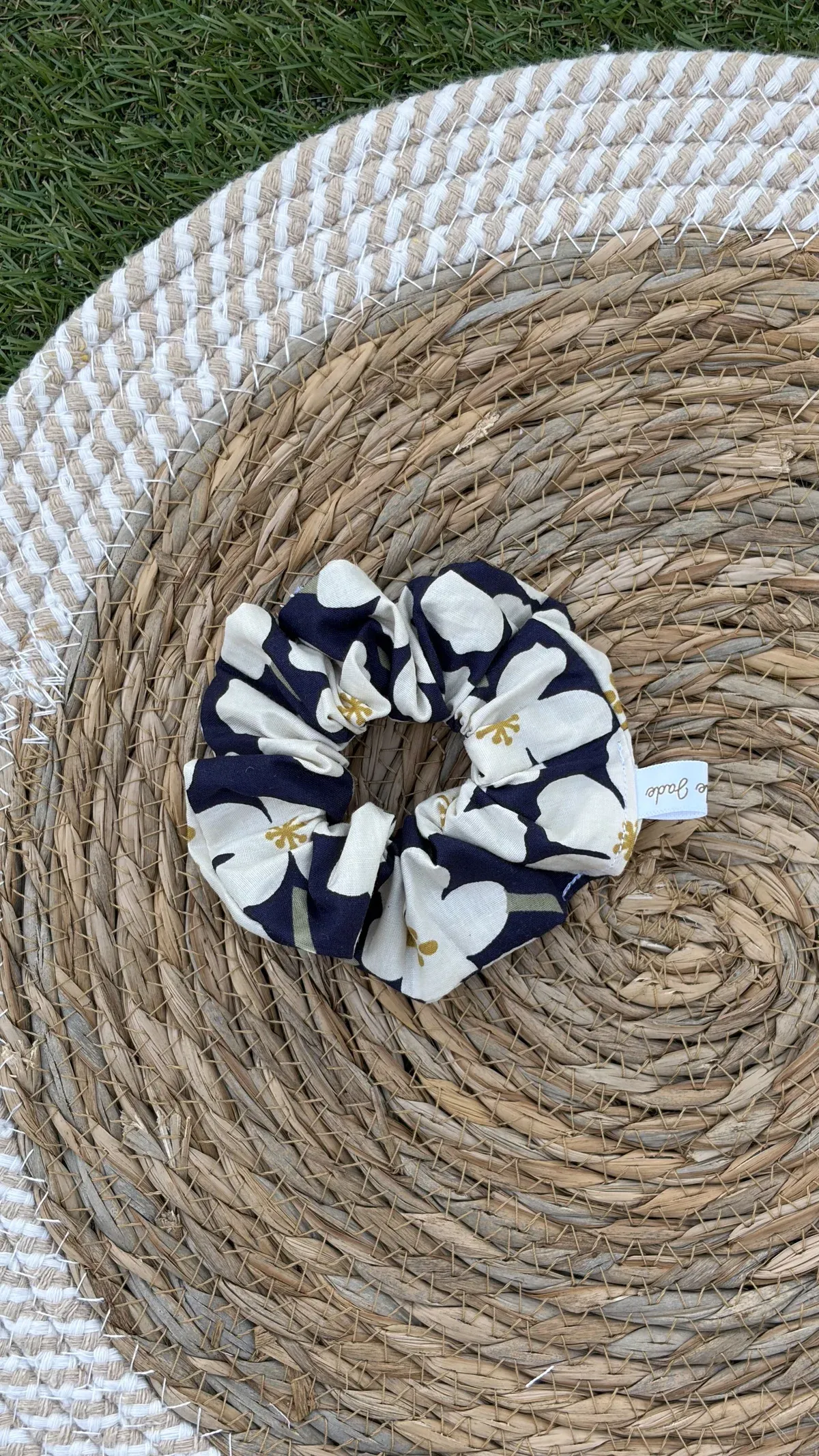 Chouchou fleurs bleu fleurs blanches, cousu main en France par Le fil de Jade