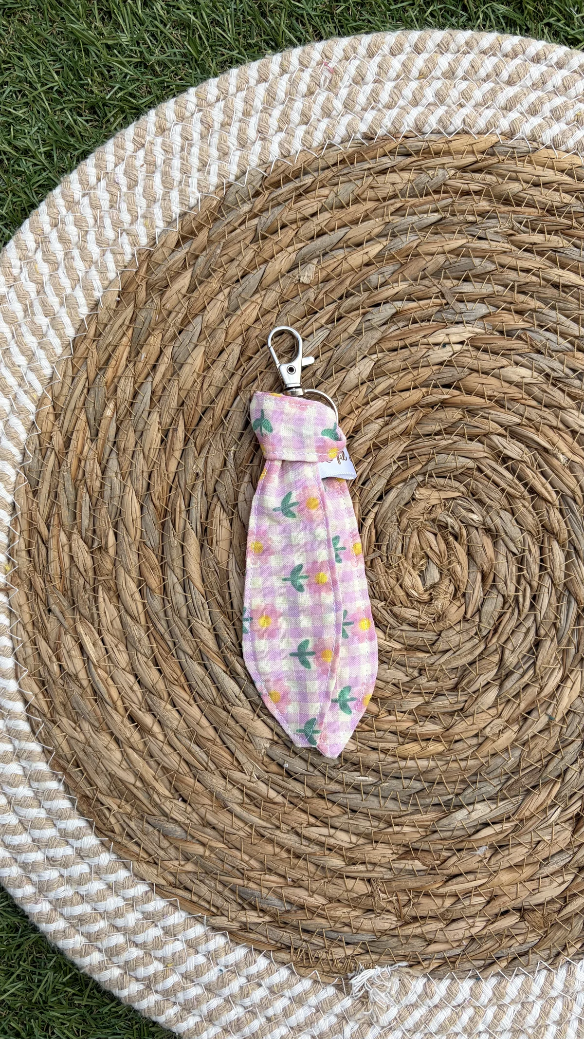 Porte clés vichy rose à fleurs, cousu main en France par Le fil de Jade