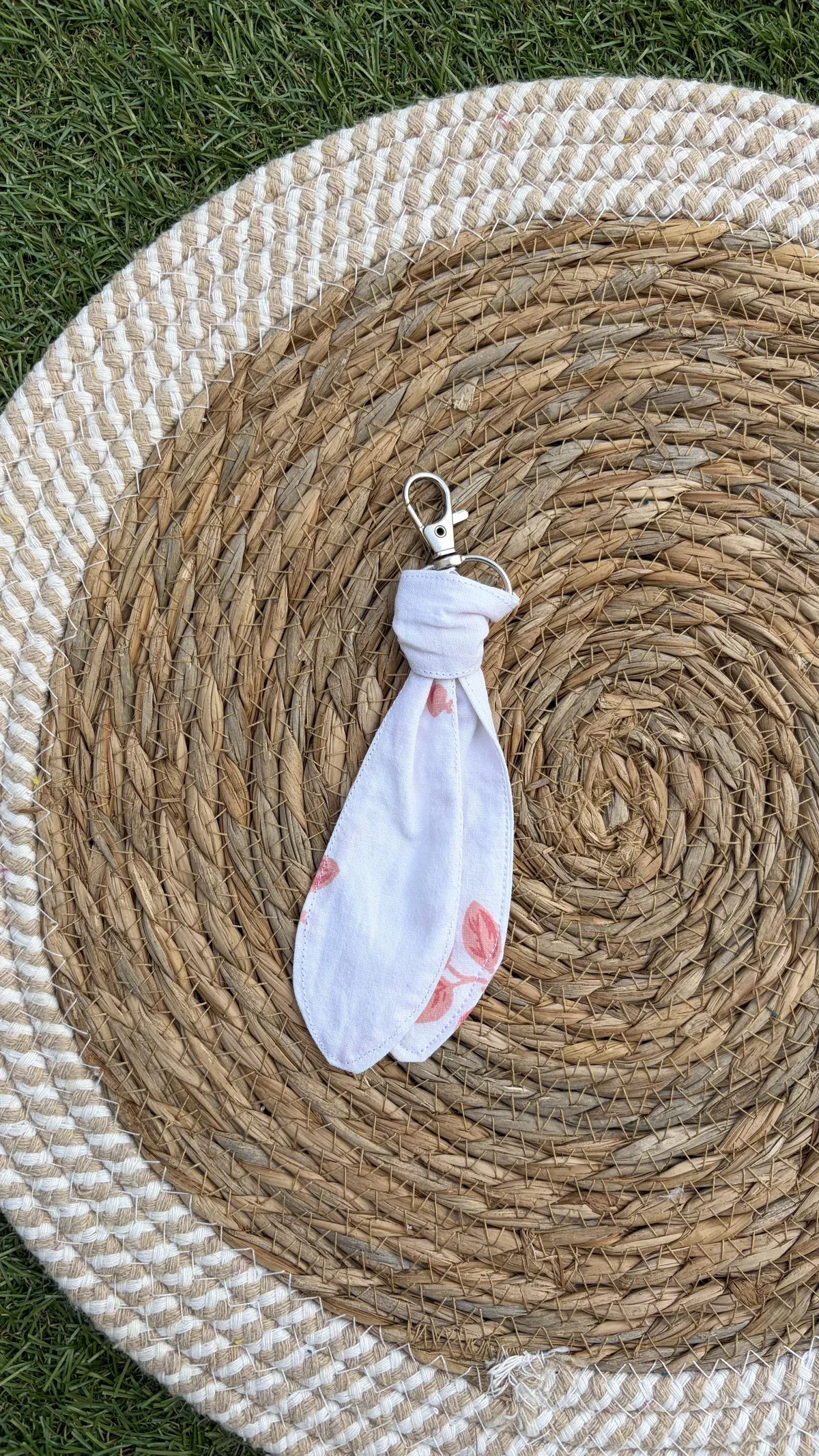 Porte clés fleurs fleurs oranges, cousu main en France par Le fil de Jade