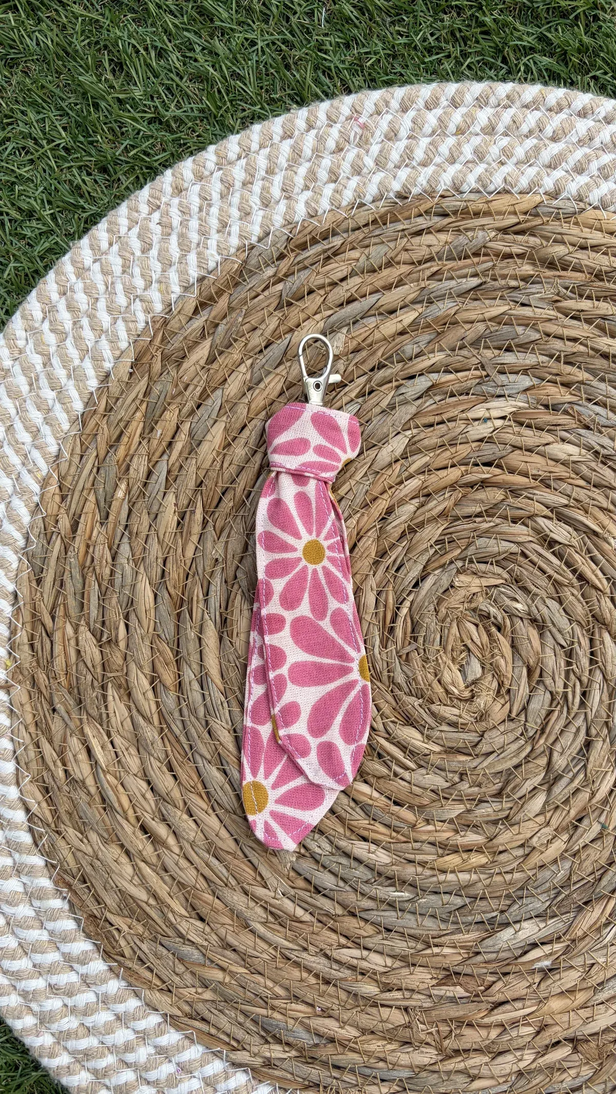 Porte clés fleurs marguerites, cousu main en France par Le fil de Jade