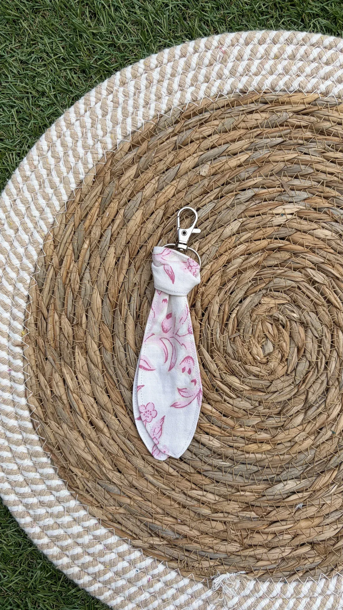 Porte clés fleurs fleurs roses, cousu main en France par Le fil de Jade