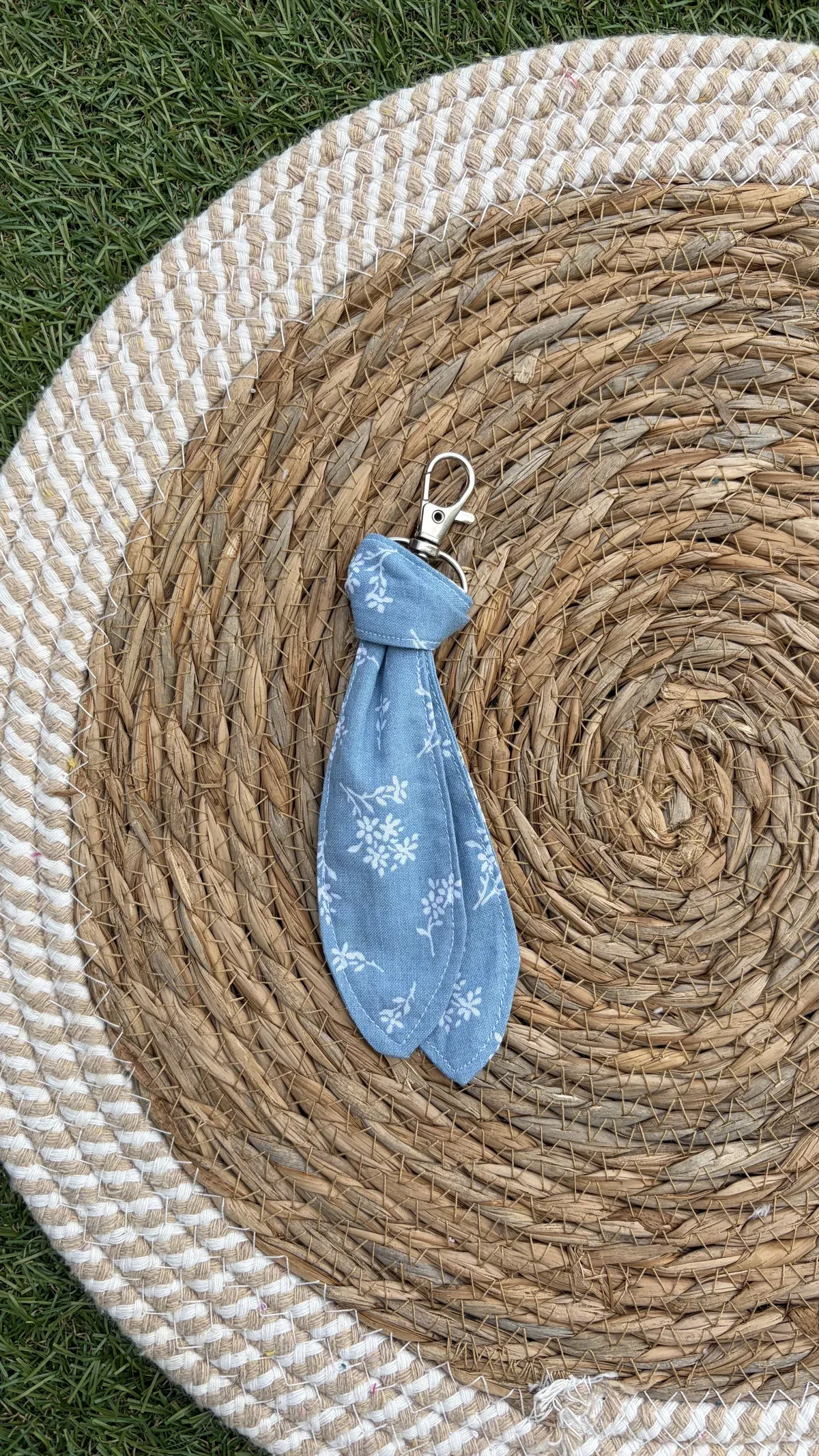 Porte clés fleurs bleu, cousu main en France par Le fil de Jade