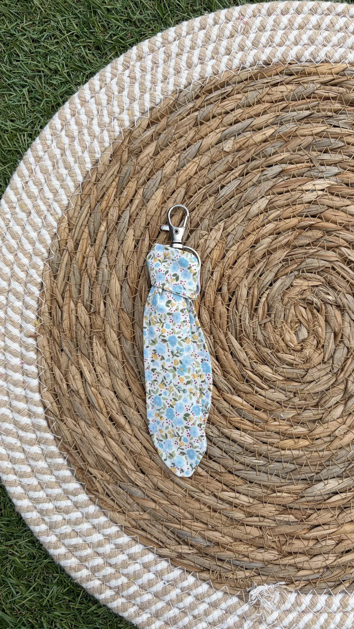 Porte clés fleurs fleures bleues, cousu main en France par Le fil de Jade