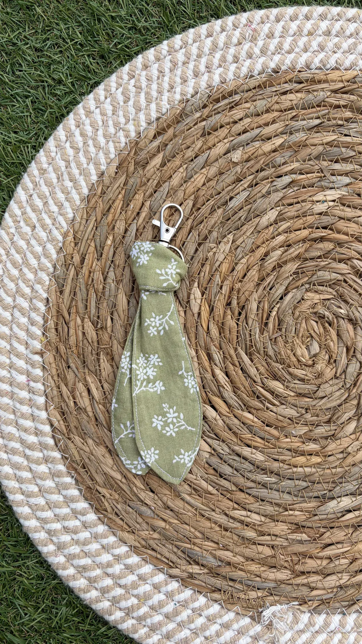 Porte clés fleurs vert, cousu main en France par Le fil de Jade