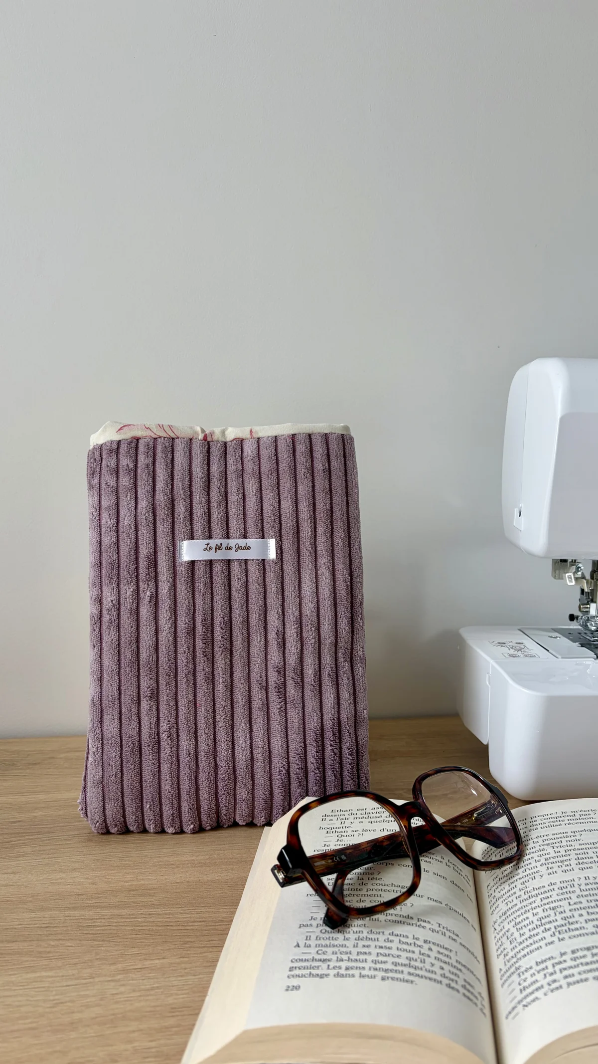 Pochette à livre côtelé violet, cousu main en France par Le fil de Jade