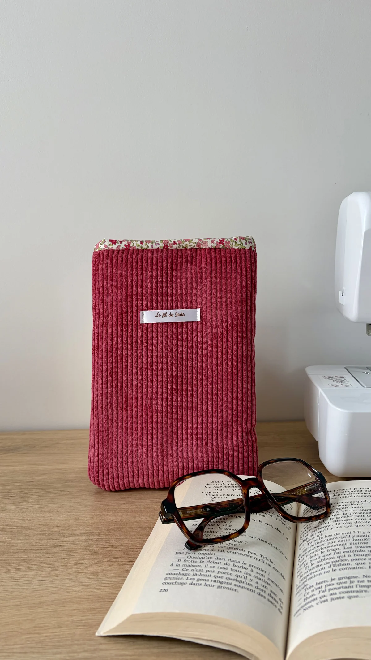 Pochette à livre côtelé framboise, cousu main en France par Le fil de Jade