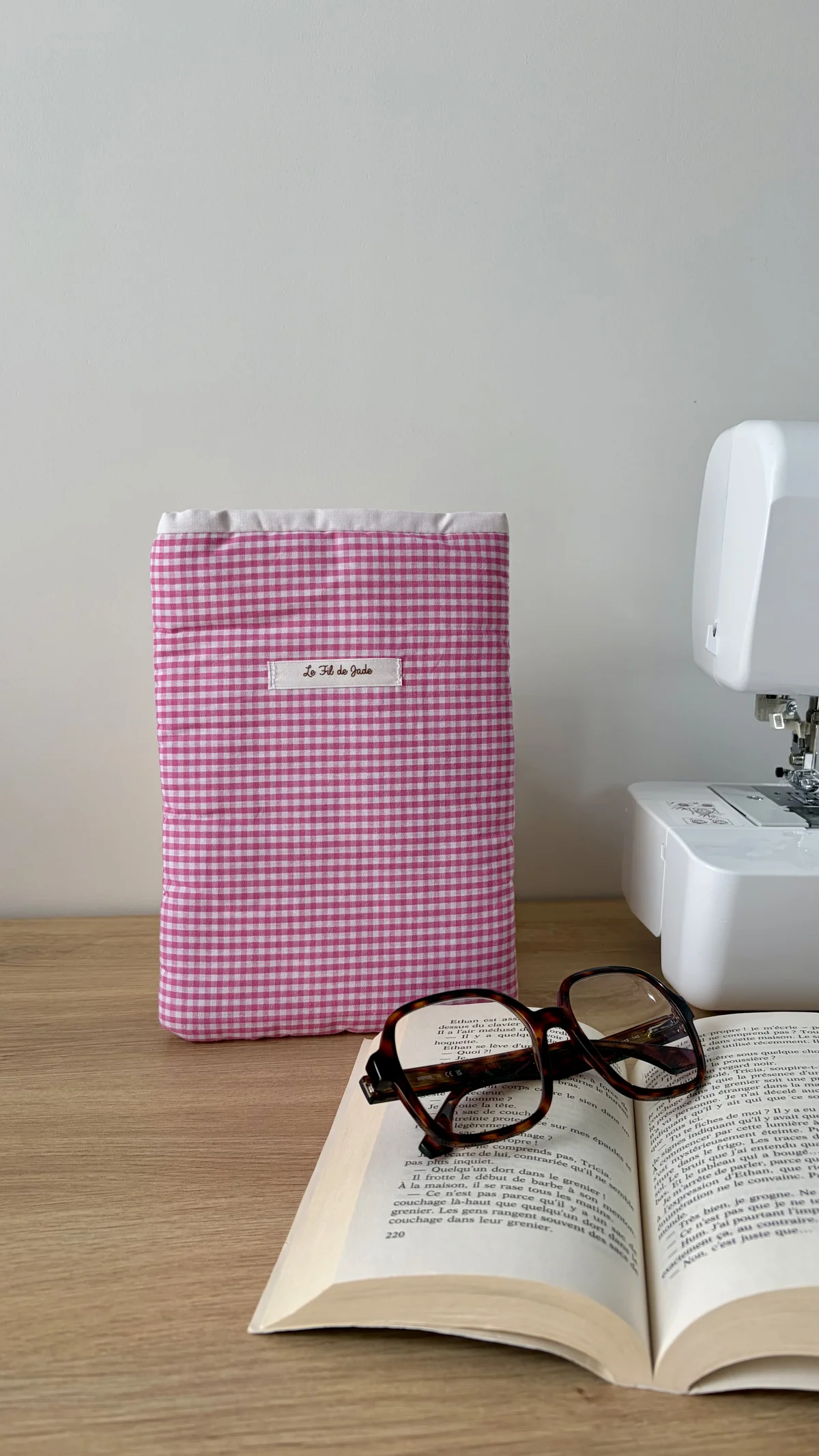 Pochette à livre vichy vichy rose, cousu main en France par Le fil de Jade