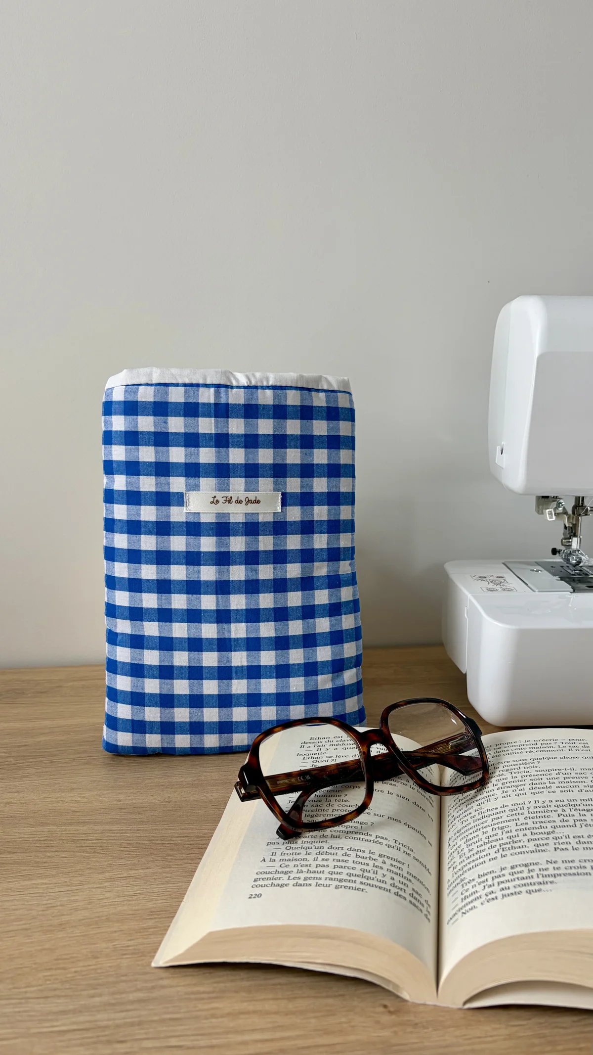 Pochette à livre vichy vichy bleu, cousu main en France par Le fil de Jade