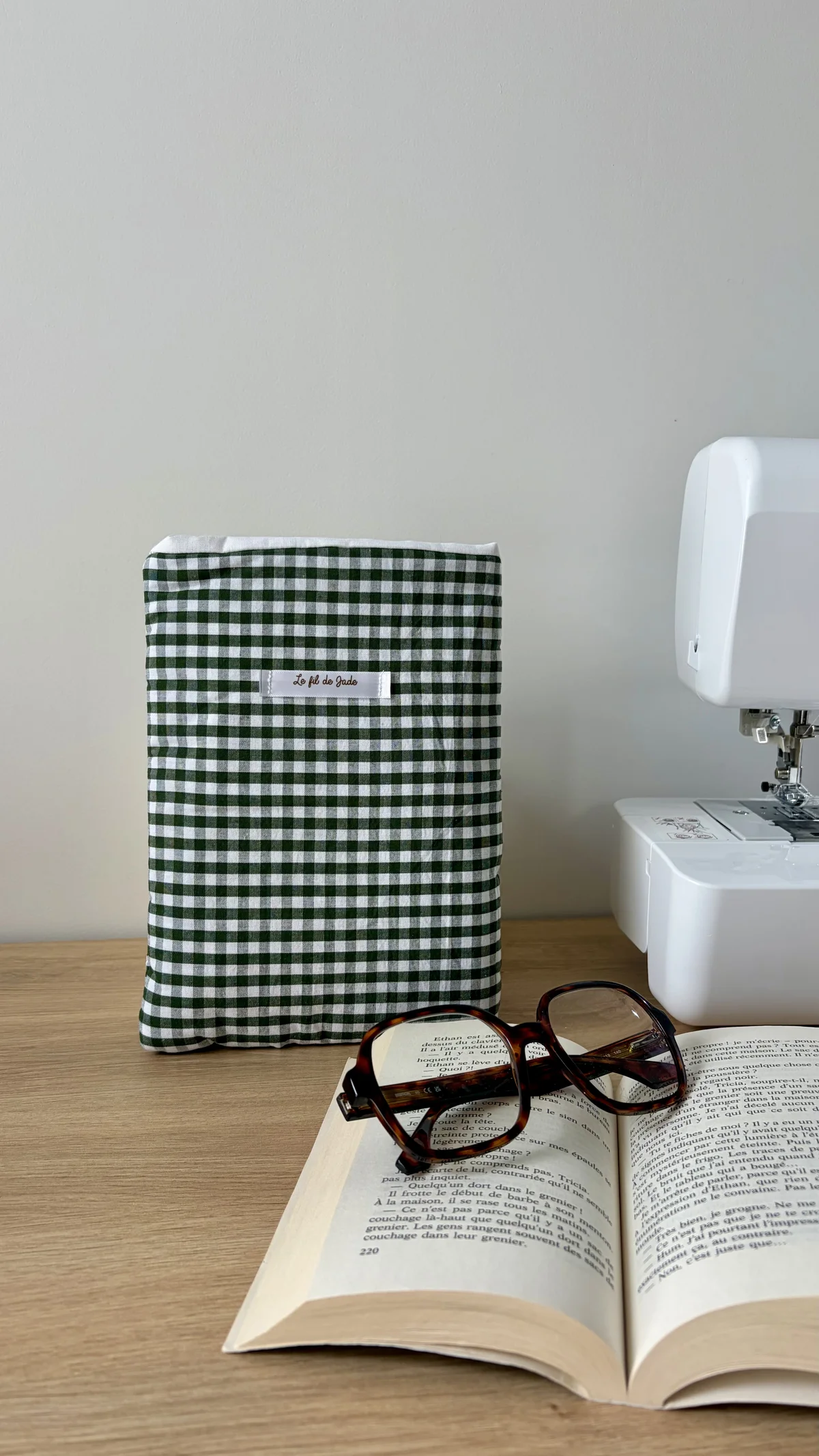 Pochette à livre vichy vert, cousu main en France par Le fil de Jade