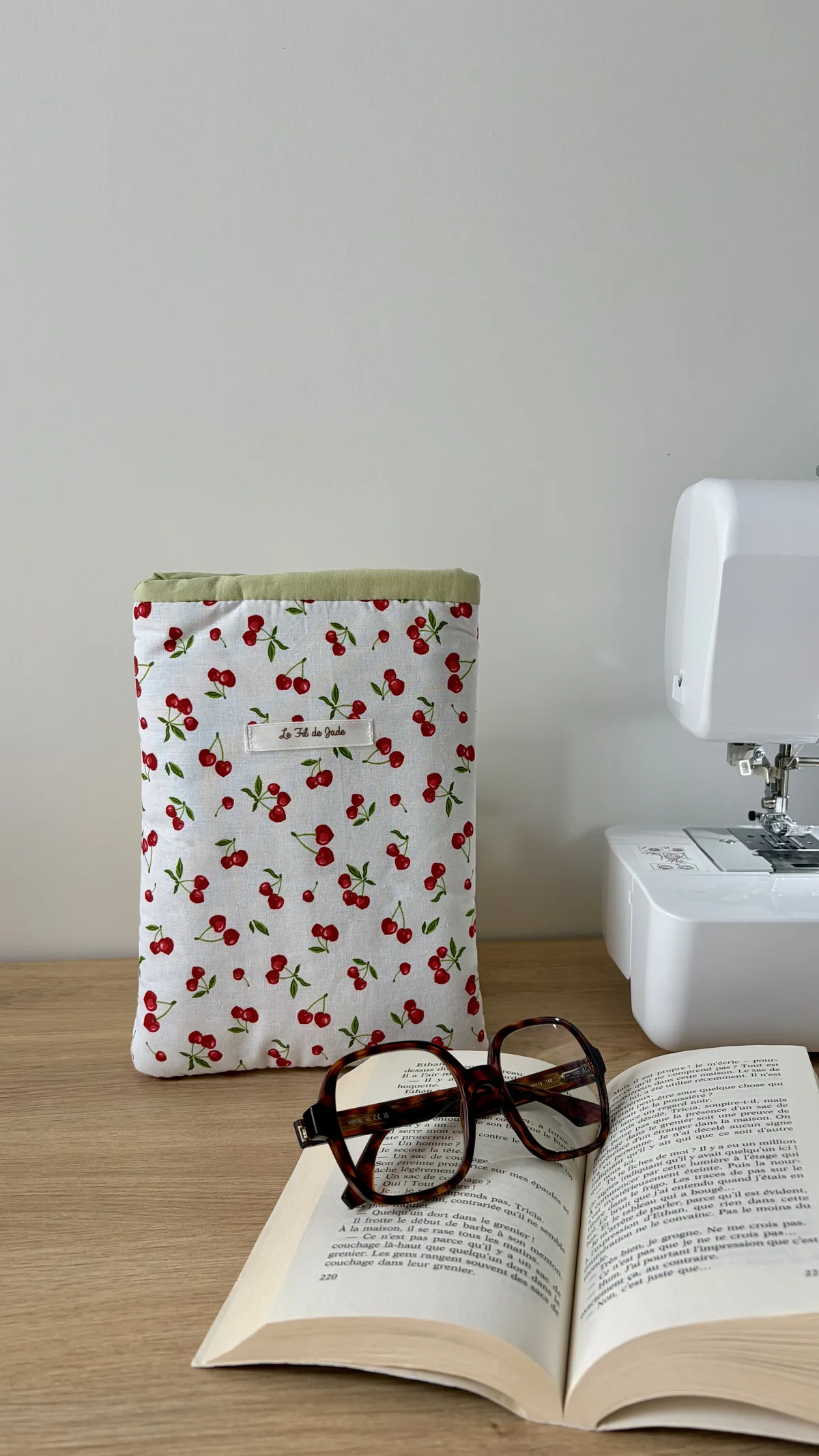 Pochette à livre cerise, cousu main en France par Le fil de Jade