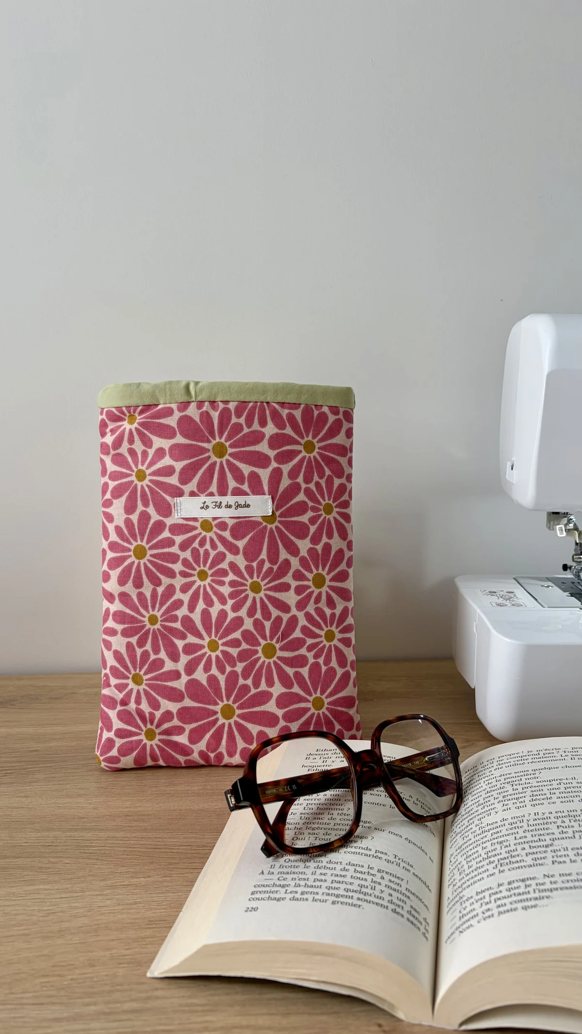 Pochette à livre motifs marguerite rose, cousu main en France par Le fil de Jade