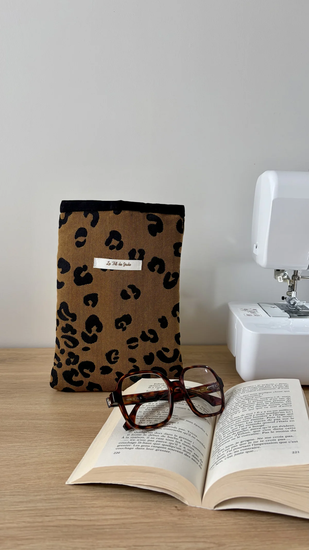 Pochette à livre motifs léopard ocre, cousu main en France par Le fil de Jade