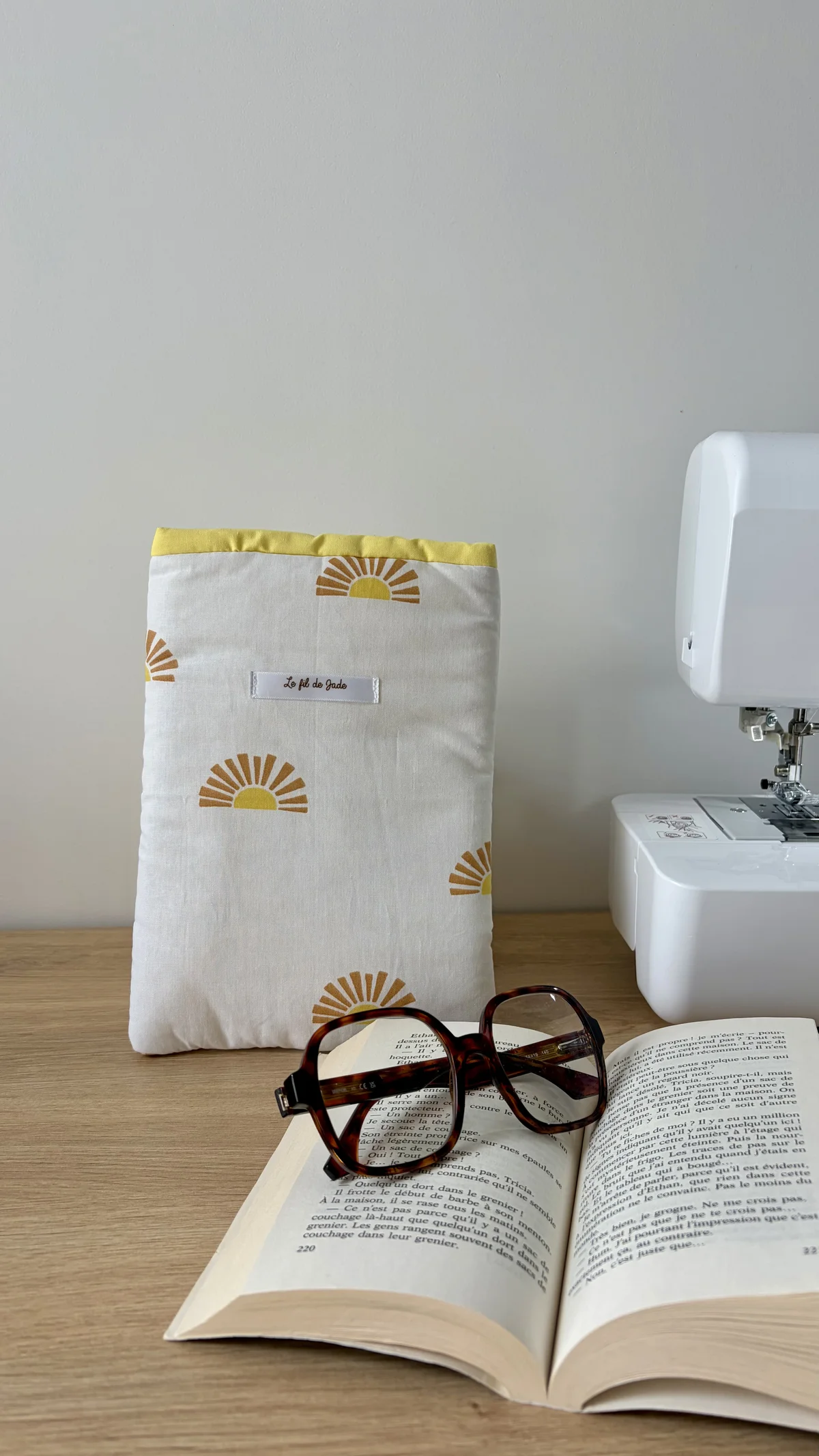 Pochette à livre motifs soleil, cousu main en France par Le fil de Jade