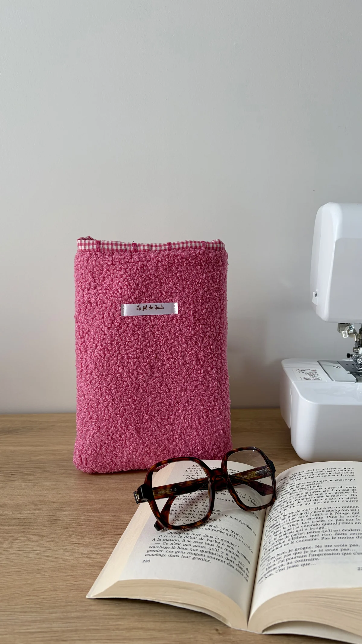 Pochette à livre rose, cousu main en France par Le fil de Jade