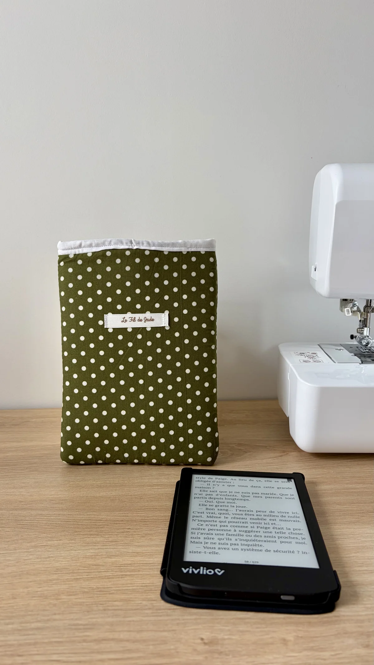 Pochette à liseuse pois kaki, cousu main en France par Le fil de Jade