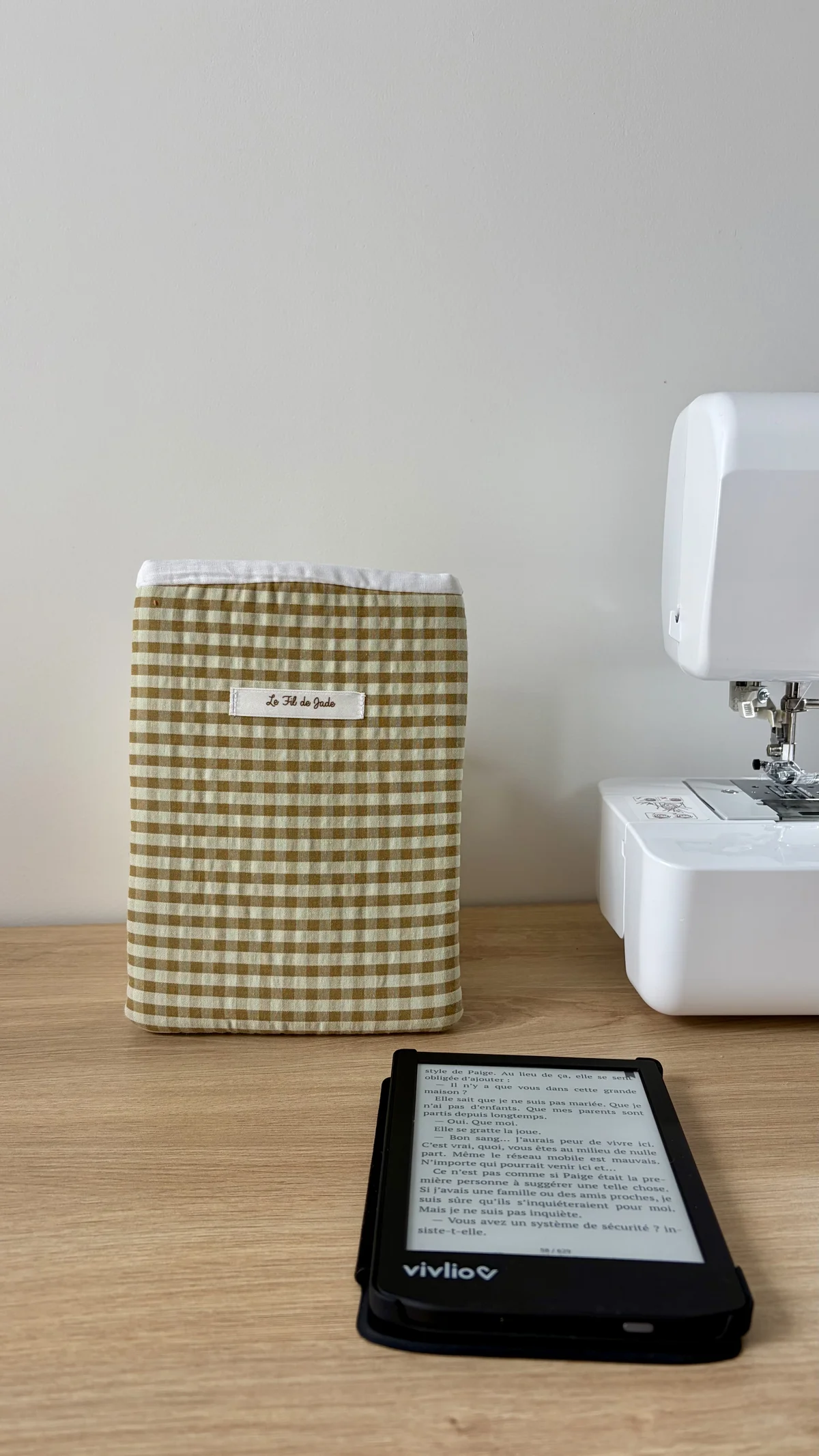 Pochette à liseuse vichy vert clair, cousu main en France par Le fil de Jade