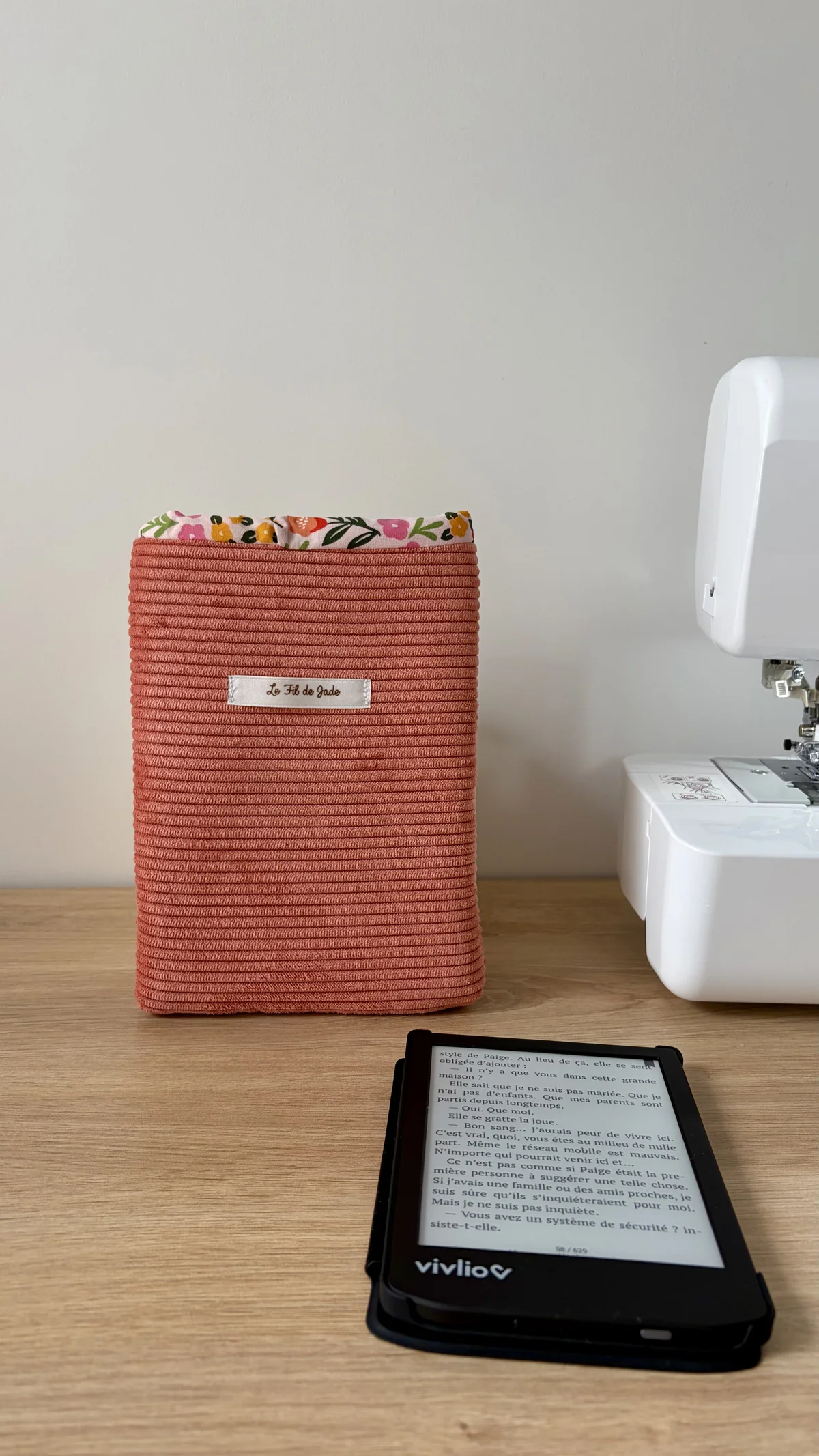 Pochette à liseuse orange, cousu main en France par Le fil de Jade