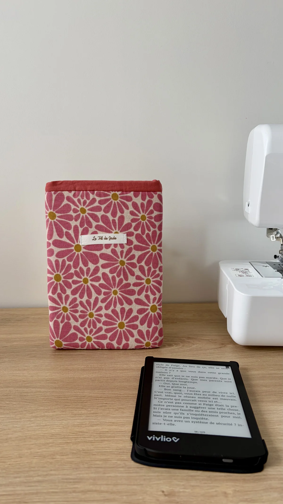Pochette à liseuse motifs marguerite rose, cousu main en France par Le fil de Jade