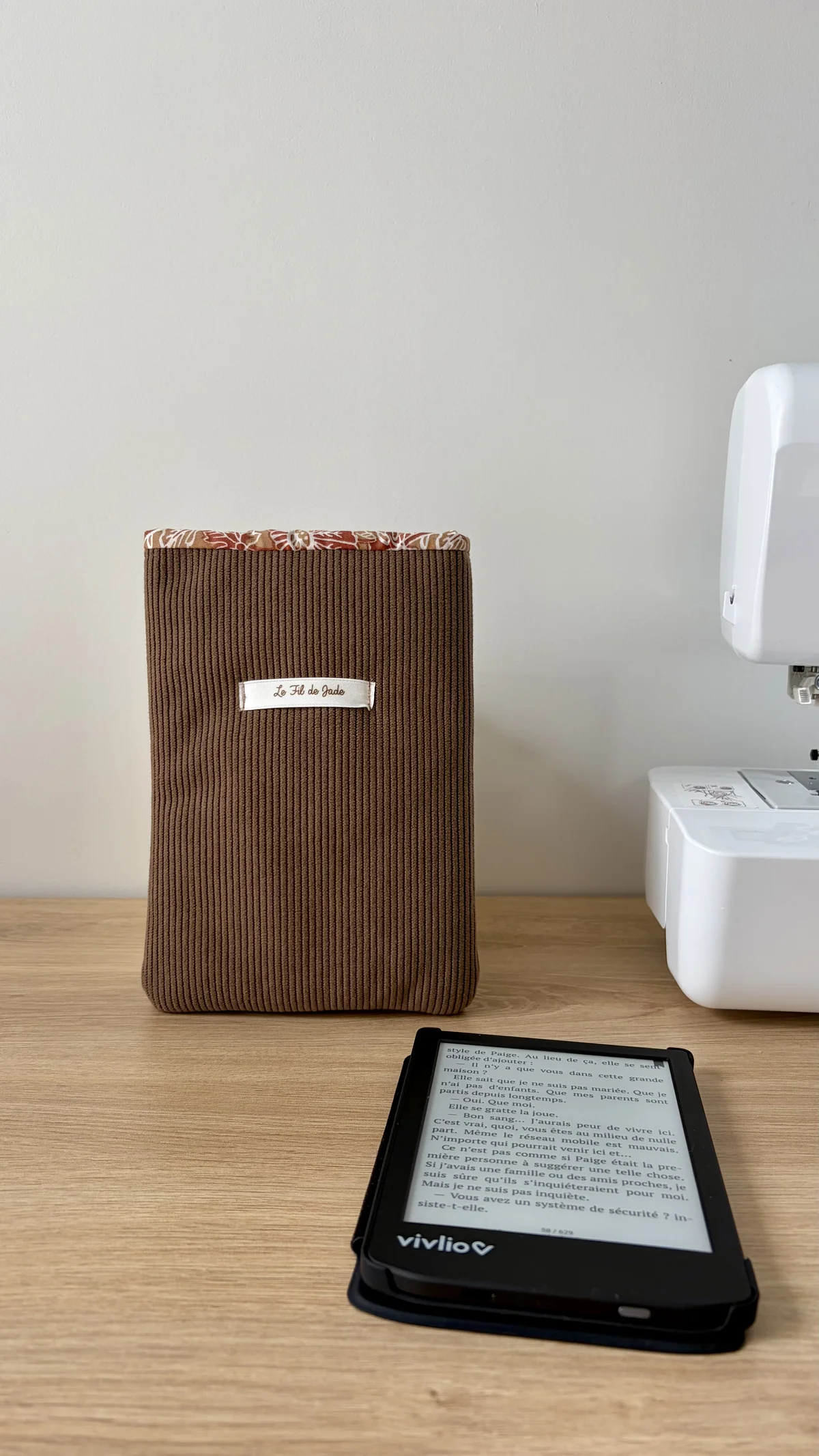 Pochette à liseuse côtelé marron, cousu main en France par Le fil de Jade