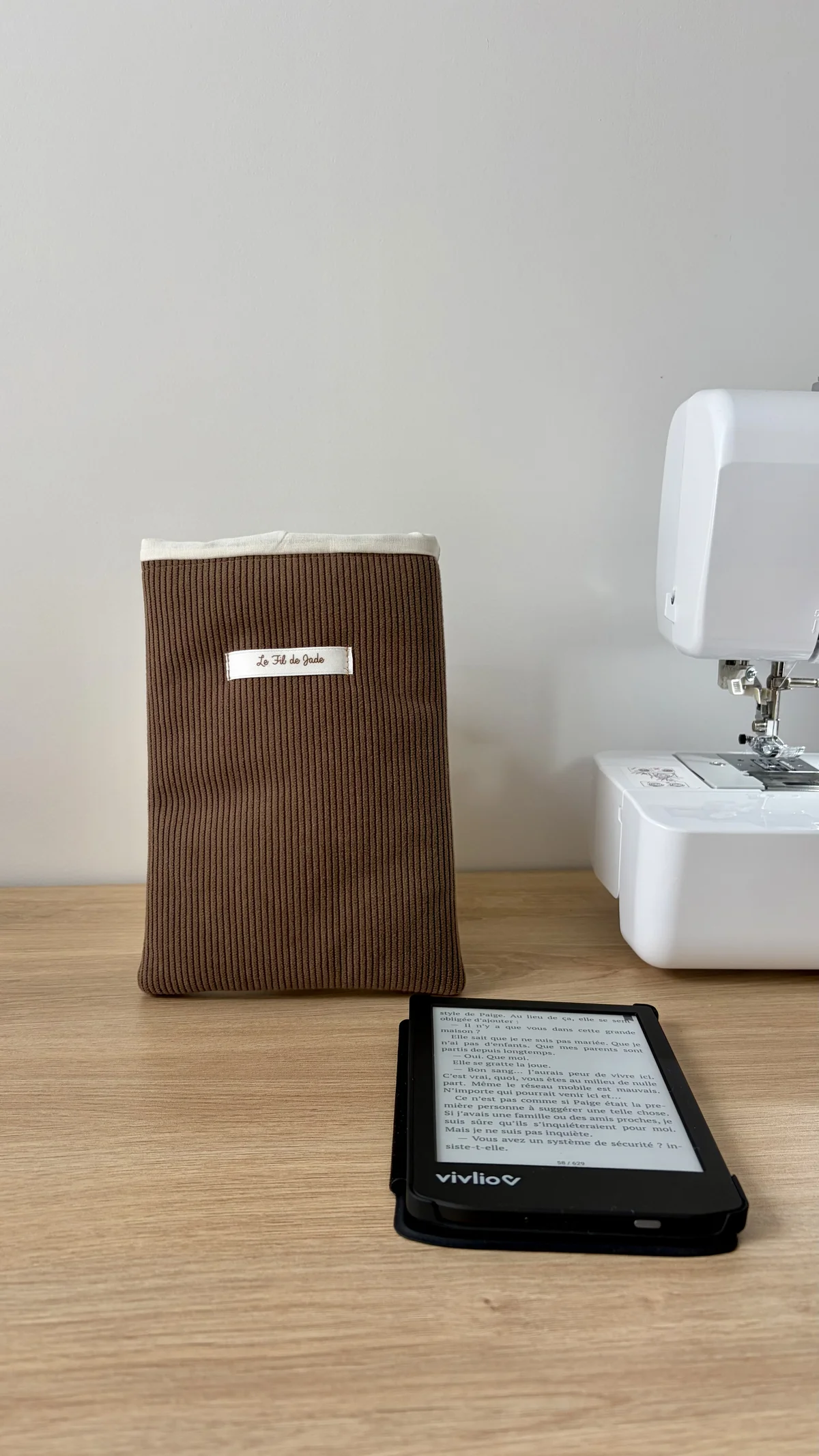 Pochette à liseuse côtelé marron, cousu main en France par Le fil de Jade