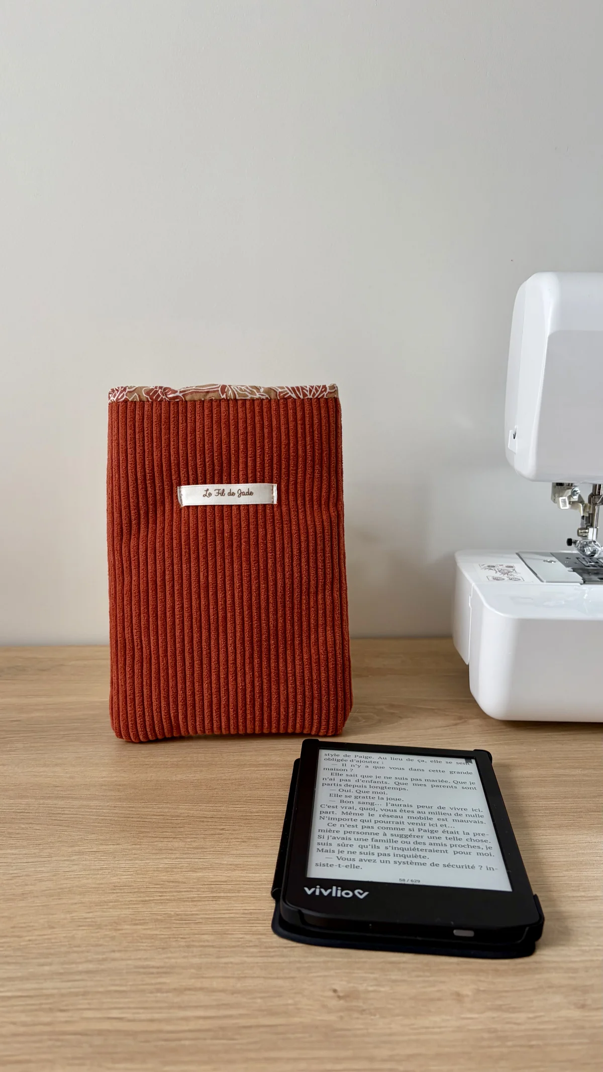 Pochette à liseuse côtelé terracotta, cousu main en France par Le fil de Jade