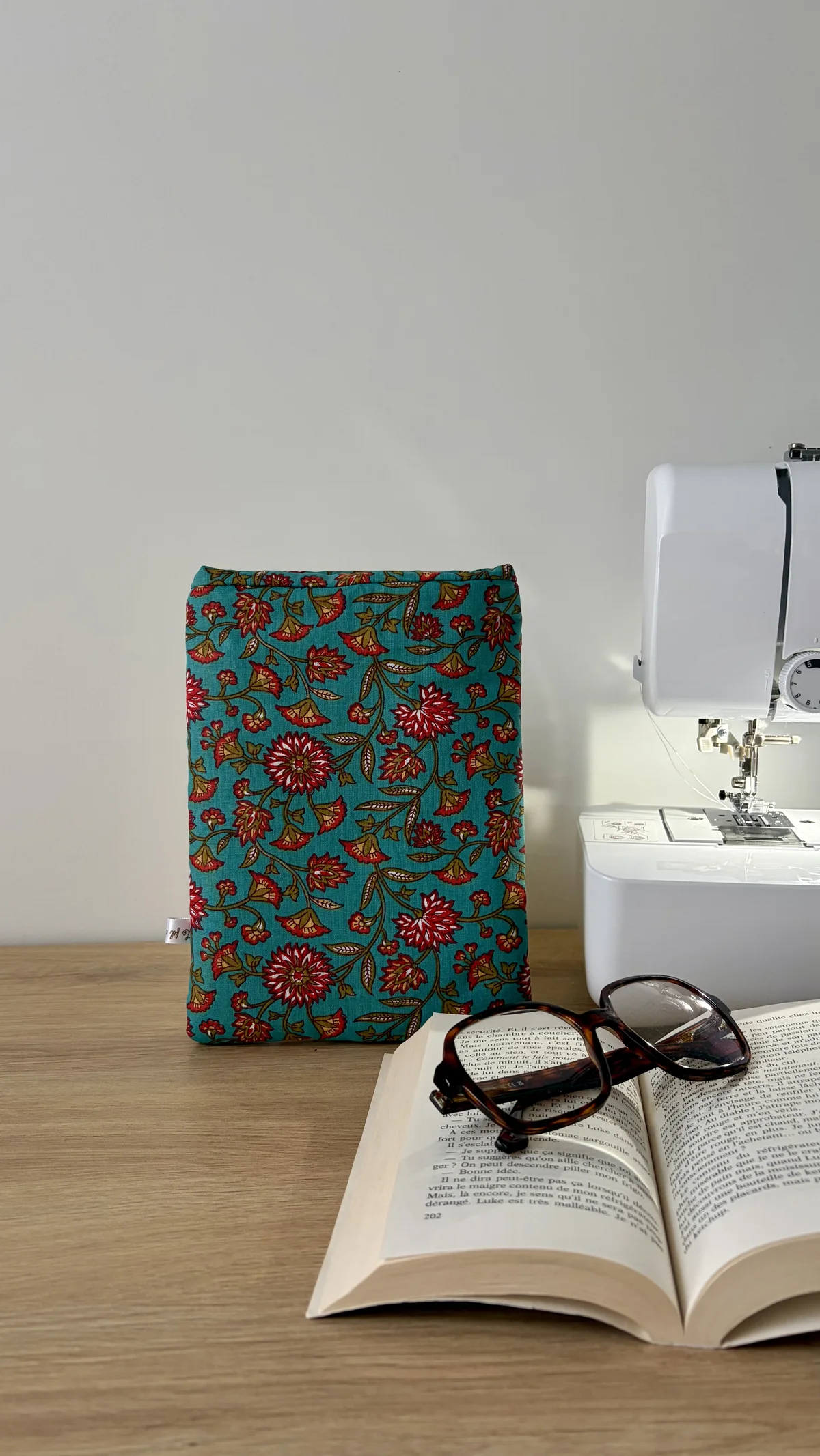 Pochette à livre motifs fleurs indiennes turquoises, cousu main en France par Le fil de Jade