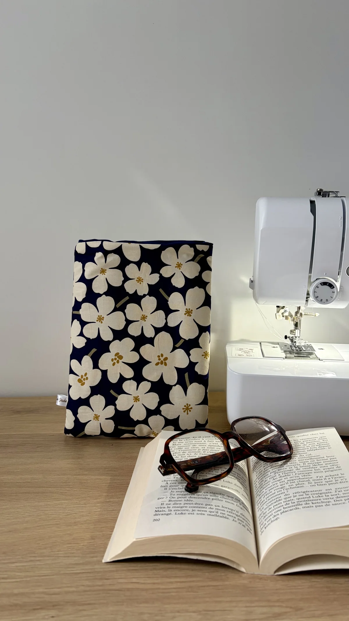 Pochette à livre motifs fleurs blanches, cousu main en France par Le fil de Jade