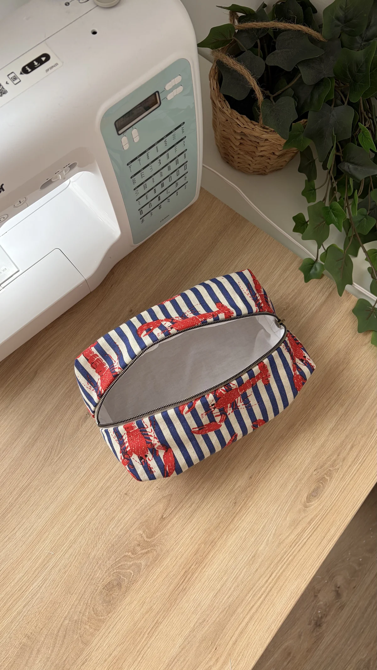 Trousse de toilette écrevisses, cousu main en France par Le fil de Jade