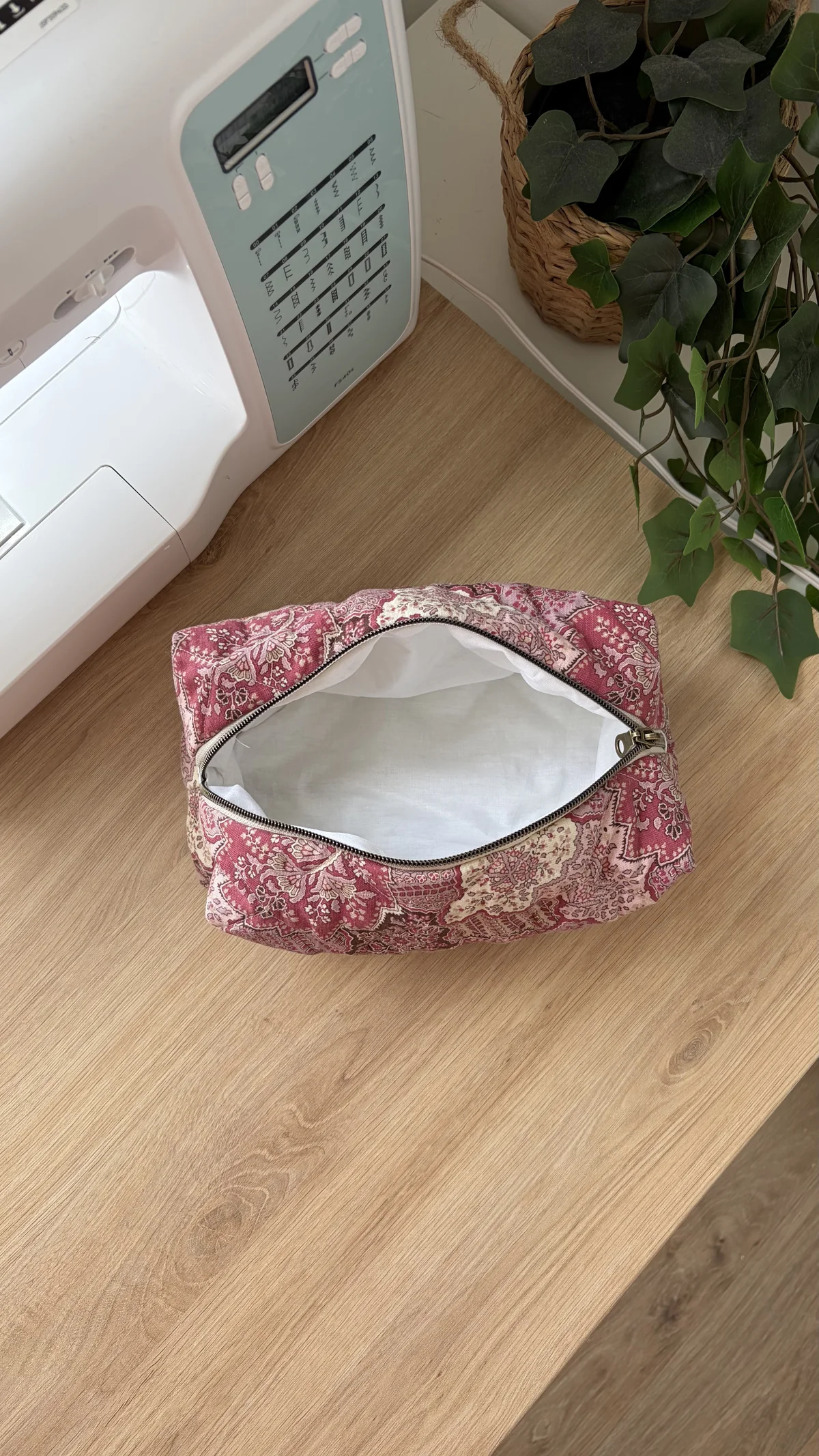 Trousse de toilette fleurs indiennes roses, cousu main en France par Le fil de Jade