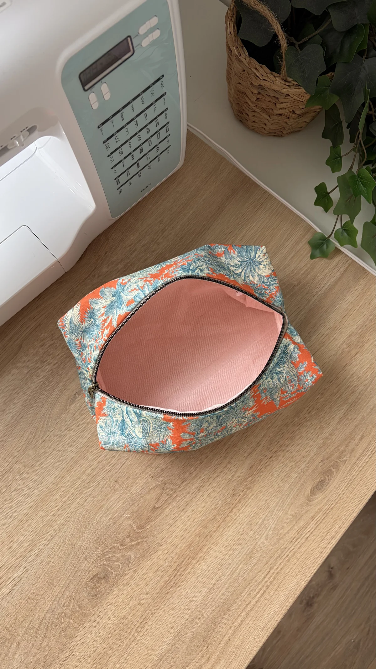Trousse de toilette fleurs indiennes turquoises/oranges, cousu main en France par Le fil de Jade
