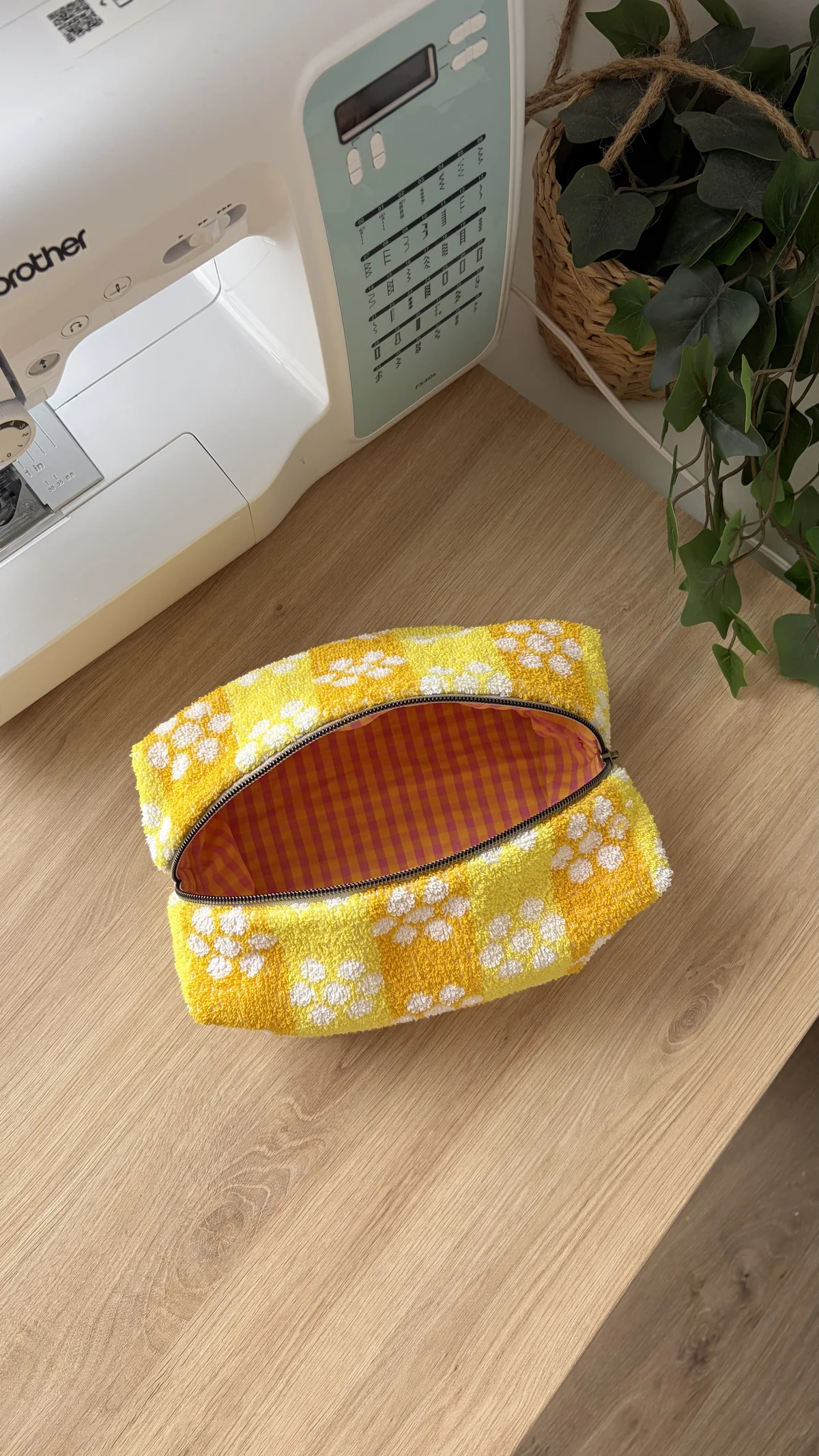 Trousse de toilette jaune, cousu main en France par Le fil de Jade