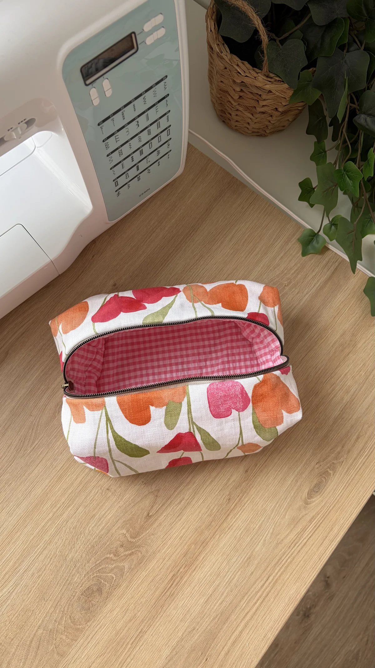 Trousse de toilette tulipes, cousu main en France par Le fil de Jade