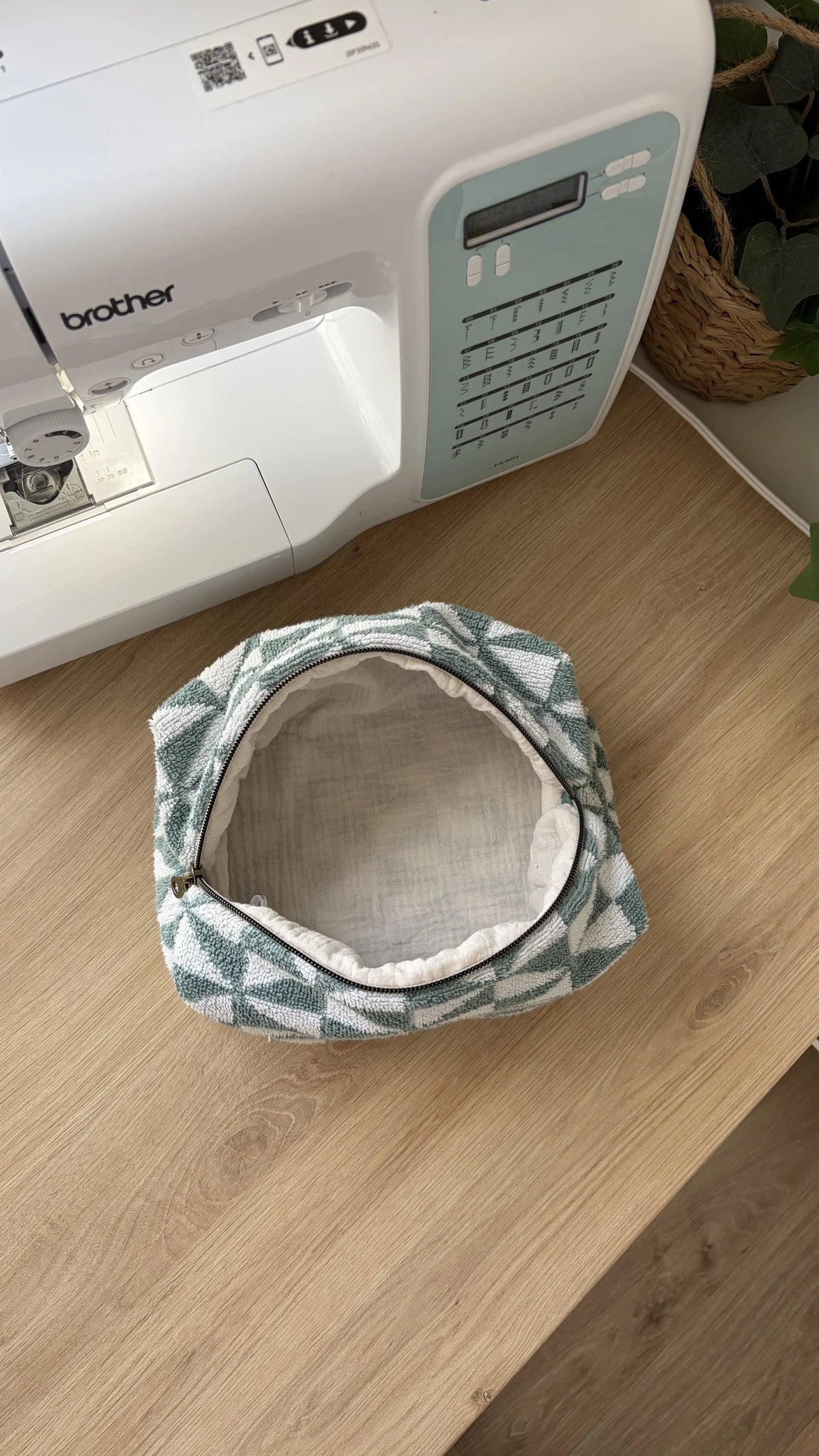 Trousse de toilette verte, cousu main en France par Le fil de Jade